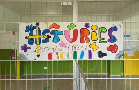 Pancarta contra el acoso escolar en un colegio asturiano