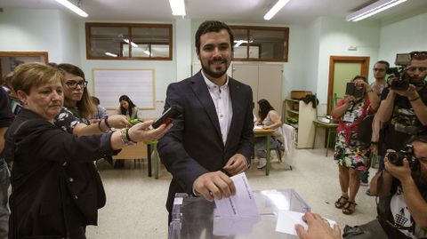 Alberto Garzn, deposita su voto para las elecciones del 24M, en el colegio pblico Manuel Paza Palacio del municipio del Rincn de la Victoria (Mlaga)