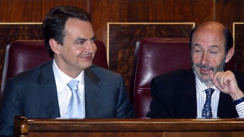 Junto a José Luis Rodríguez Zapatero durante el debate de investidura en el 2004