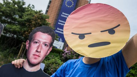 Miembros de la organizacin Avaaz protestan contra Facebook a las puertas de la Comisin Europea en Bruselas