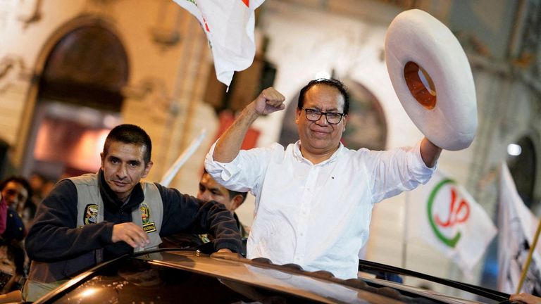 El izquierdista Sánchez lidera la carrera en Perú en un recu