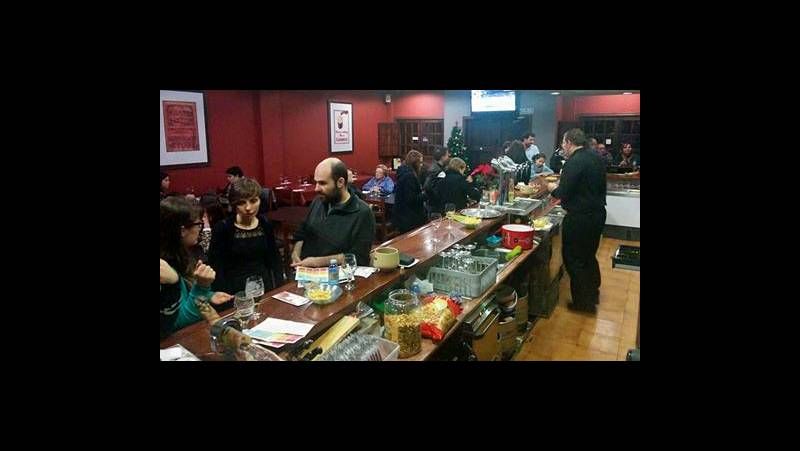 Los bomberos registraron todo el edificio para detectar el lugar del que emanaba el olor a gas