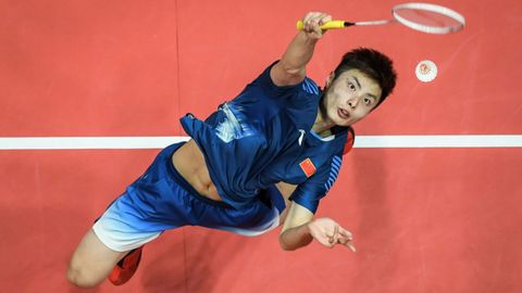 Shi Yuqi de China golpea la pluma durante su encuentro contra Son Wan-of, de Corea del Sur, en el campeonato de bdminton que se disputa a Guangzhou