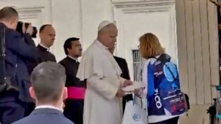 Una vecina de O Porriño entrega en mano al Papa una invitación para conocer la tierra de sus antepasados