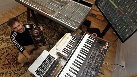 Un estudio de grabación en Viveiro. Gabriel Fernández, que se formó en el Conservatorio Profesional de Música de Viveiro, ha montado un estudio de grabación en su pueblo natal. Con un contrato con Warner Chappell, su proyecto más personal es del de Juancho Marqués, que con el «single» «Química» ha logrado más de 8 millones de reproducciones en «streaming»