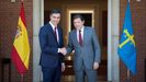El presidente del gobierno Pedro Sánchez, durante una reunión en el Palacio de La Moncloa con el Presidente del principado Asturias, Javier Fernández
