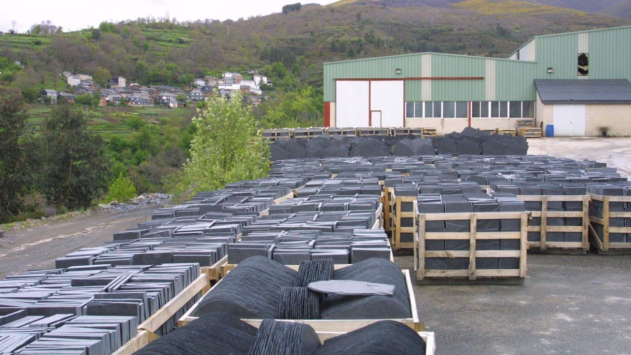 Parques infantiles que no son de cat�logo.De izquierda a derecha: Santiago Rey Fern�ndez-Latorre, presidente de La Voz de Galicia desde 1988, Juan Fern�ndez Latorre (1882-1912), Jos� Mar�a Ozores de Prado (1912-1927), Jos� Fern�ndez-Espa�a y Vigil (1927-1927), Enrique de la Torre Gos�lvez (1927-1946), Emilio Rey Romero (1946-1987), Emilio Rey Fern�ndez-Latorre (1987-1988)