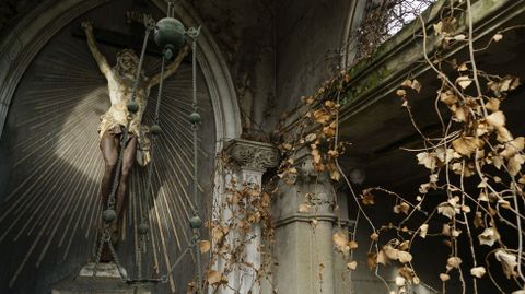 La humedad destruye panteones singulares del cementerio ourensano de San Francisco, declarado BIC 