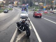La moto accidentada, en primer t�rmino