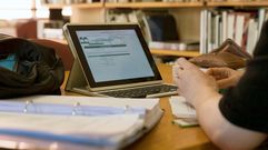 Un estudiante de la Universidad de Oviedo consulta la web en una biblioteca.Un estudiante de la Universidad de Oviedo consulta la web en una biblioteca