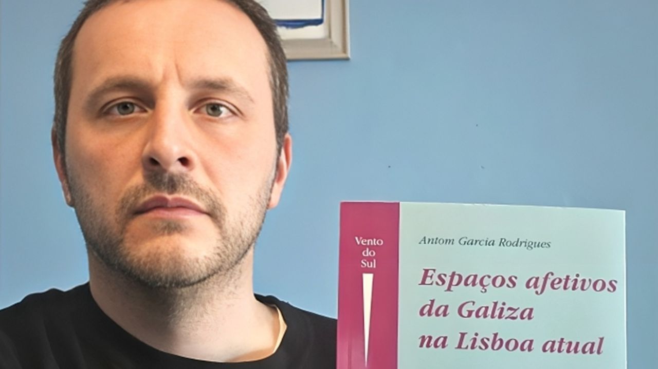 O chantadino Antom Garcia cun exemplar do seu libro