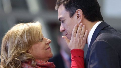 Pedro Snchez saluda a la vicepresidenta del Partido de los Socialistas Europeos, Elena Valenciano