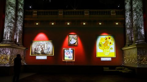 Varias obras del pintor Vincent Van Gogh proyectadas en el mbito de la exposicin Van Gogh: Experiencia Inmensa, en la Bolsa de Bruselas