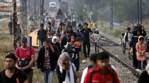 Inmigrantes y refugiados caminan hacia la frontera entre Grecia y Macedonia