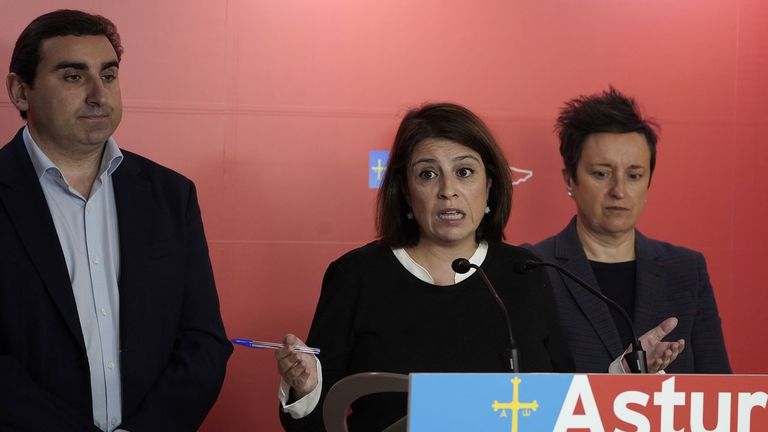 La diputada del PSOE Adriana Lastra, entre el también diputado Roberto García y la senadora María Fernández
