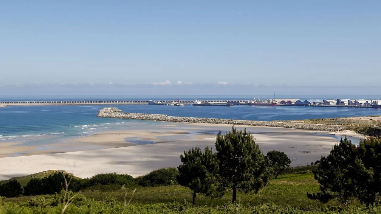 Vista del puerto exterior de punta Langosteira desde el dep�sito de agua de Arteixo. A la derecha, parte de la zona sur
