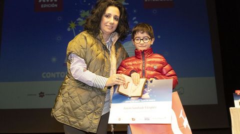 Quinto premio. Antón Sambade, alumno do colexio Manuela Rial Mouzo de Cee. Recolle de mans de Margarita Lamela, alcaldesa de Cee