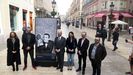 Inauguración de la exposición al aire libre de fotografías con motivo de la celebración en Málaga de la gala de los premios Goya, con la presencia del director de la Academia de Cine, Mariano Barroso (segundo por la izquierda)