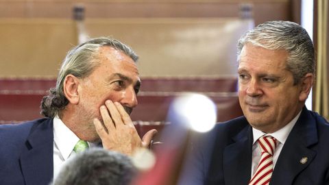 Los dos cabecillas de la trama Gürtel, Francisco Correa (izquierda) y Pablo Crespo conversan durante una sesión del juicio en el 2015
