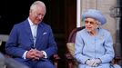 El príncipe Carlos junto a a su madre, Isabel II, en una ceremonia en Edimburgo