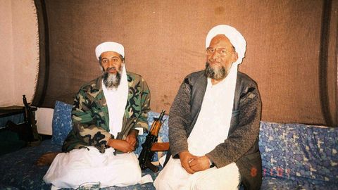 Fotografa de archivo en la que se ve a Ayman al-Zawahiri junto a Osama Bin Laden