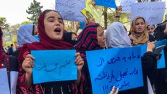 Protesta ante la entrada del Ministerio de Educación en Kabul 