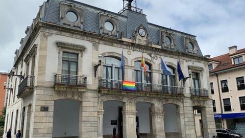 El Ayuntamiento de Siero ha colgado en su balcn la bandera del Orgullo