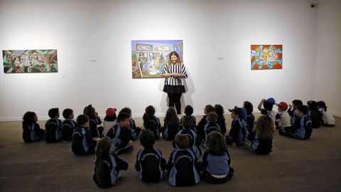 Un grupo de escolares, durante su visita al Museo Municipal de Ourense