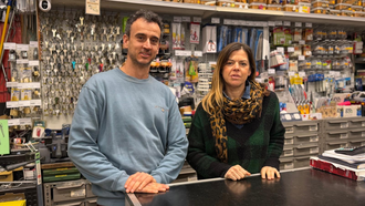 Rub�n Rodr�guez y Rosa Men�ndez son los actuales responsables de la Ferreter�a San L�zaron
