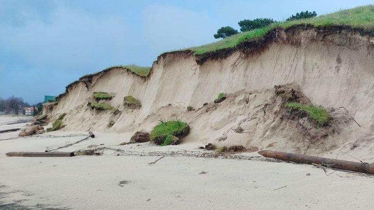 El temporal derrumba la duna de la playa de A Calzoa en Vigo