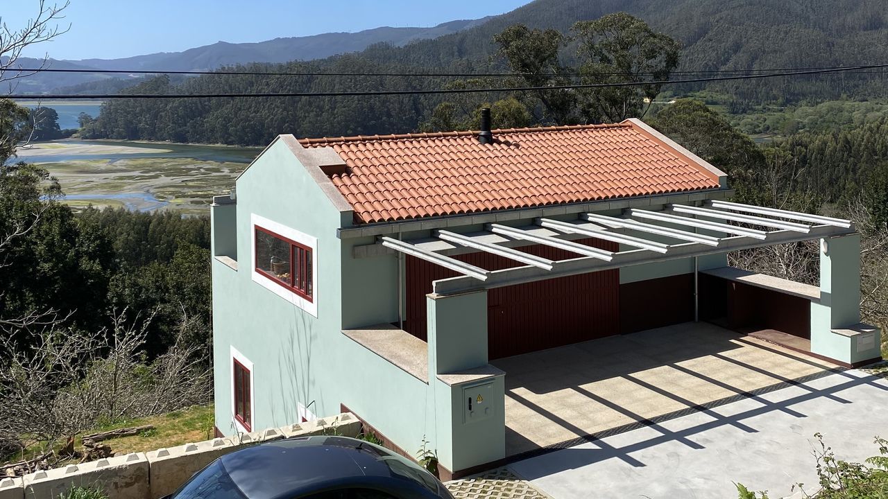 Las maravillas de Rodolfo Ucha en Ferrol.La vivienda, vista desde la carretera, desde donde pasa casi desapercibida, algo pretendido por el arquitecto y copromotor
