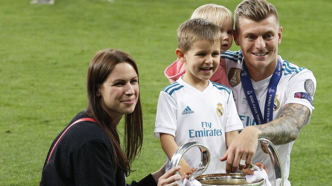 Toni Kroos junto a su mujer Jessica Farber y sus hijos Leon y Amelie. 