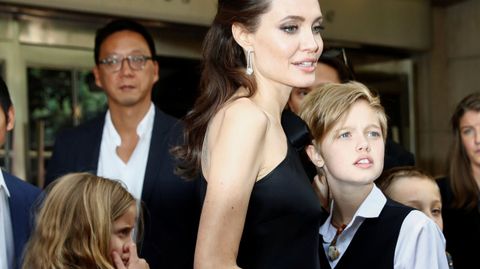Angelina Jolie junto a sus hijas Shiloh y Vivienne.