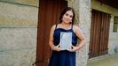Nuria Marquina con un ejemplar de su primera novela  Punto y aparte 
