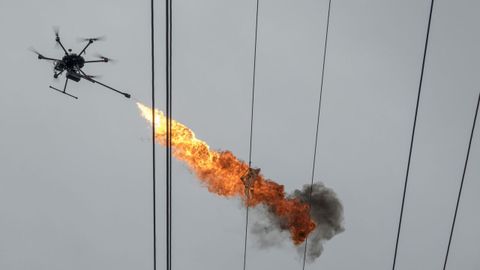 Un dron lanza llamas para quemar la basura de las lneas electricas en Haikou (China).