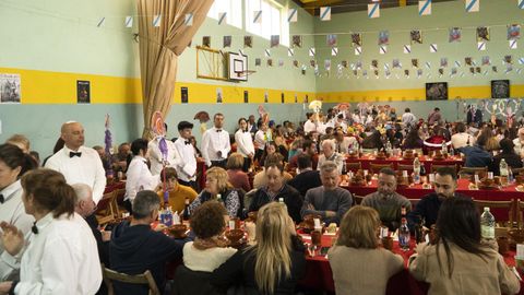 Festa da Androlla en Viana do Bolo. Unos 1.400 comensales degustaron el menú de entroido.