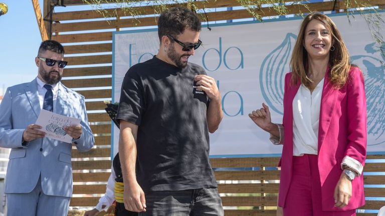 El tiktoker y cómico afincado en Portonovo Xurxo Carreño recibió la Cebola de Ouro de manos de la conselleira de Medio Rural, María José Gómez