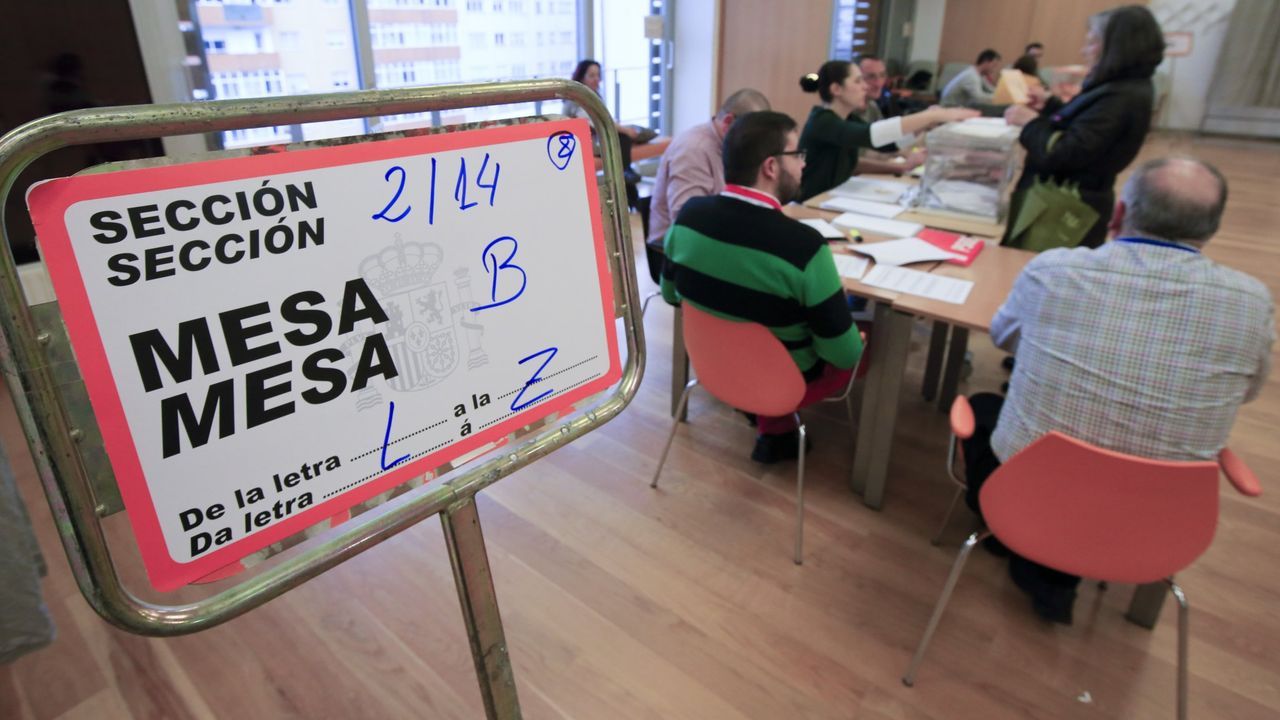 Yolanda Daz tiene un plan.Mesa electoral en Lugo, en una imagen de archivo