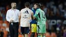 Eric Bailly abraza a Aarn Escandell tras el Valencia-Real Oviedo