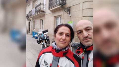 Yolanda Fernndez y Manuel Arias, junto a su moto. 