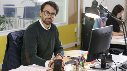 Alberto Hermida cambió su casa por un espacio en el coworking de Narón hace apenas un mes