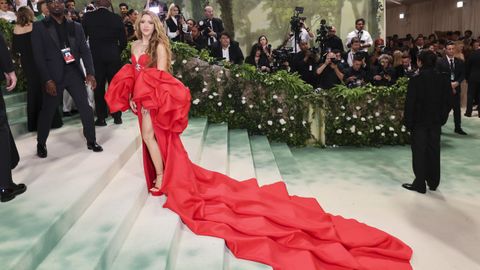 Shakira, de rojo con un vestido de larga cola de Carolina Herrera