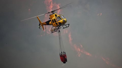 Bomberos de Asturias trabajan para extinguir las llamas en un incendio forestal