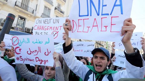 Estudiantes argelinos muestran pancartas en protesta contra el aplazamiento de las elecciones, un da despus del anuncio de Buteflika de no optar a un quinto mandato
