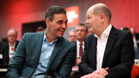 El presidente del Gobierno, Pedro Sánchez, y el canciller de Alemania, Olaf Scholz, en la convención anual del partido socialdemócrata germano en Berlín.