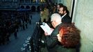 Francisco Fernández del Riego desde o balcón da Casa Consistorial, xunto a Branca Rodríguez Pazos e José López Orozco o 4 de outono de 1999