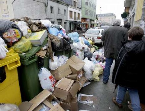 En algunas calles ya resultaba difcil pasar debido a la gran cantidad de desperdicios acumulados.