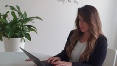 Lorena G�mez en su puesto de trabajo