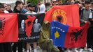 Albanokosovares se manifiestan en la región de Mitrovica con banderas de Kosovo, Albania y la antigua guerrilla UCK.