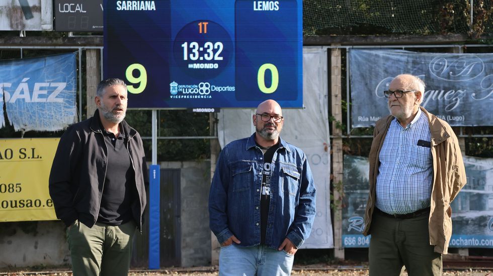 En la imagen, tomada el 25 de septiembre, decenas de peregrinos caminan a la altura de San Marcos, antes del Monte do Gozo